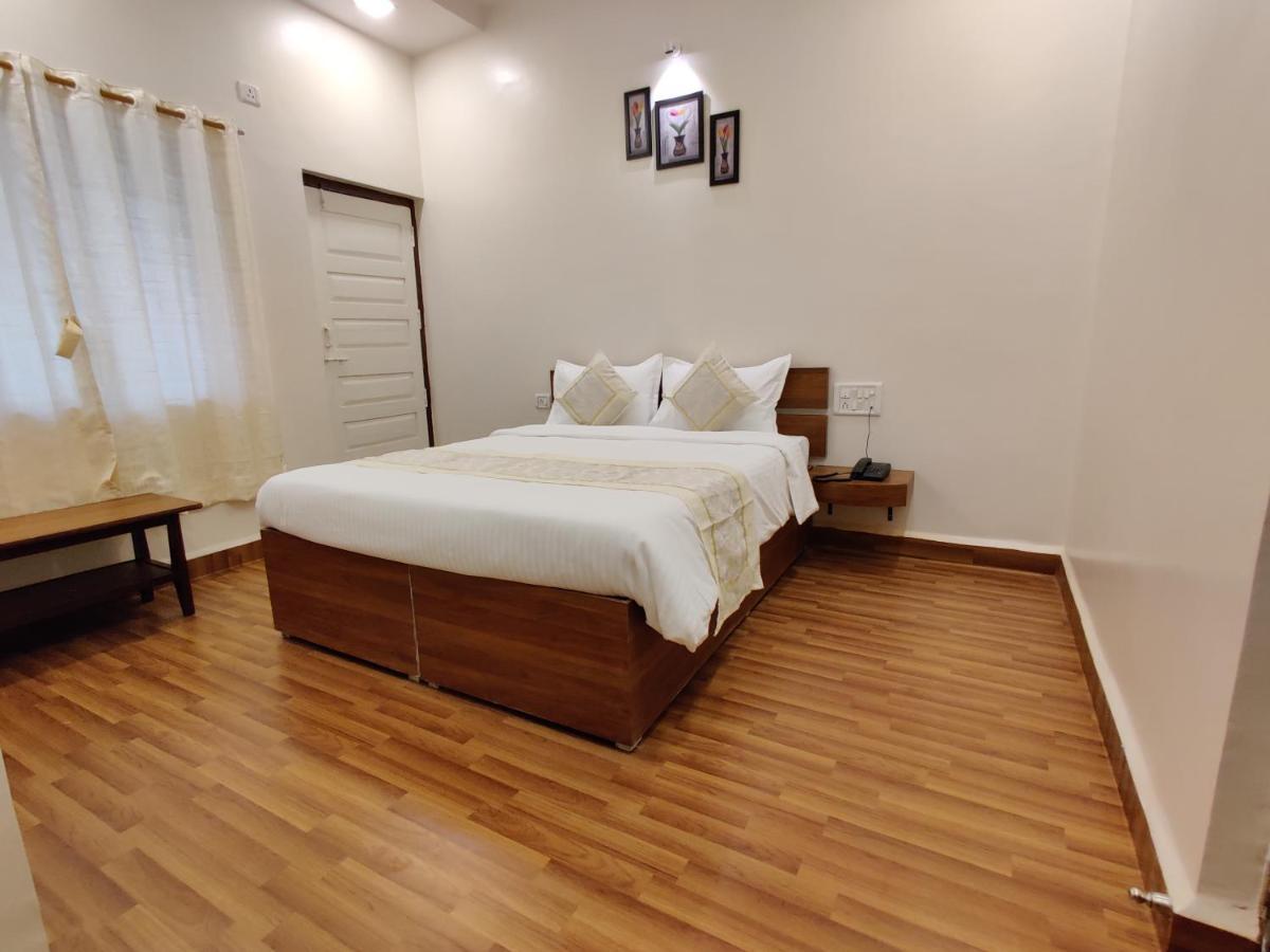 Hotel Surya Grande Kudal  エクステリア 写真